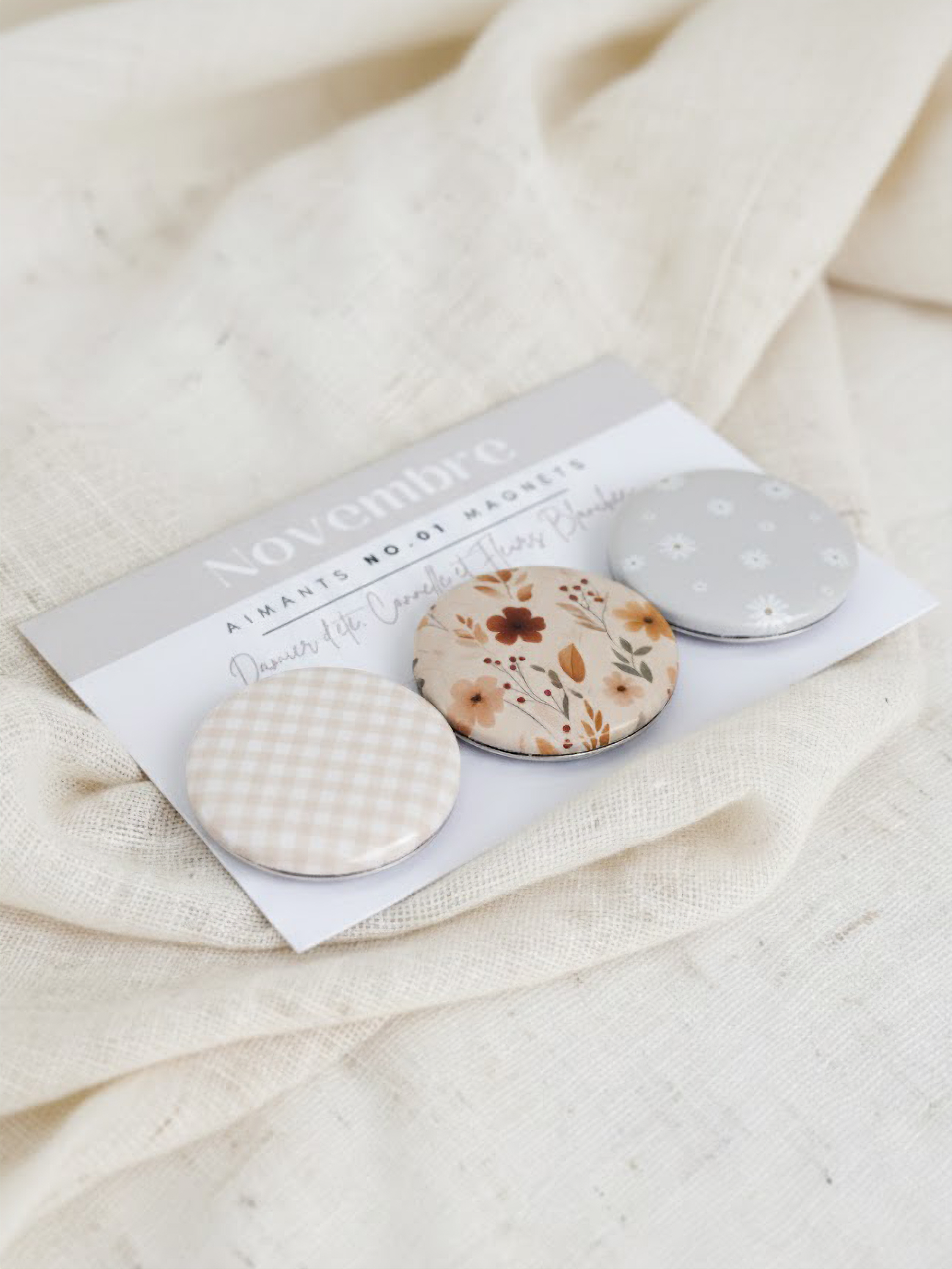Lot de trois aimants faits à la main assortis aux collections Damier d’été, Cannelle et Fleurs Blanches, diamètre 3 cm.