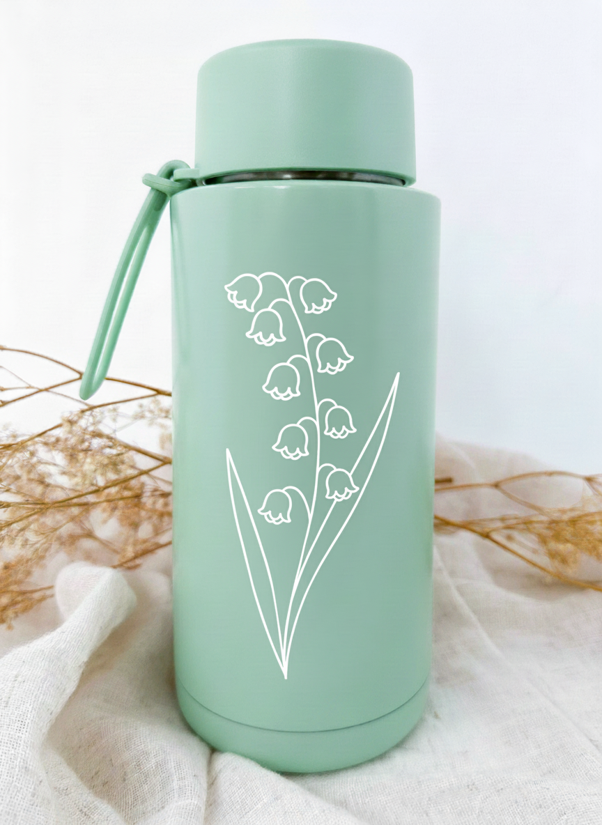 Bouteille isotherme verte personnalisée avec fleur de naissance