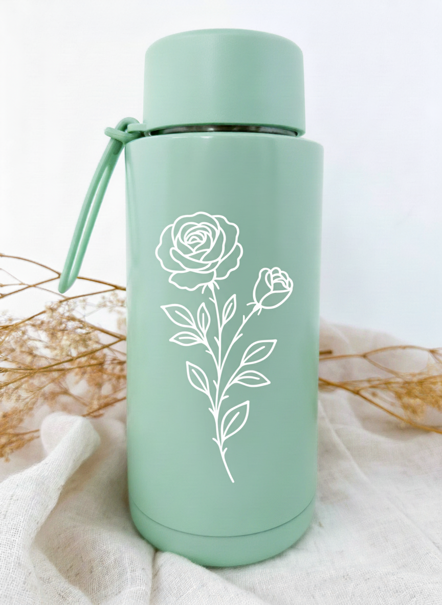 Bouteille isotherme verte personnalisée avec fleur de naissance