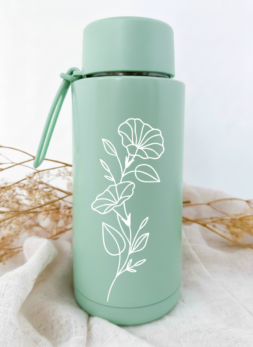 Bouteille isotherme verte personnalisée avec fleur de naissance