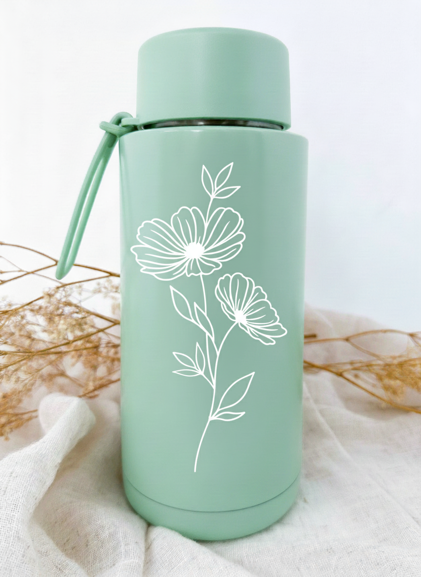 Bouteille isotherme verte personnalisée avec fleur de naissance