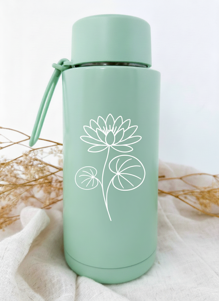 Bouteille isotherme verte personnalisée avec fleur de naissance