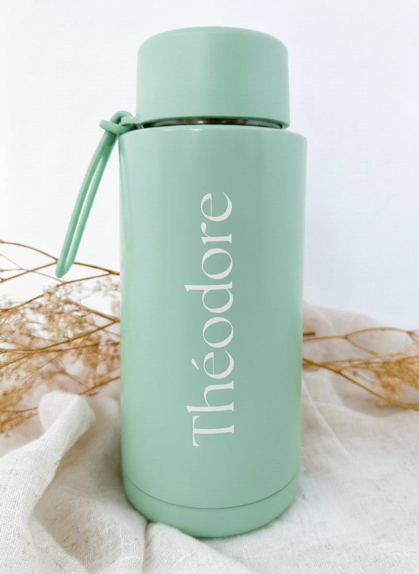 Bouteille isotherme verte personnalisée avec fleur de naissance