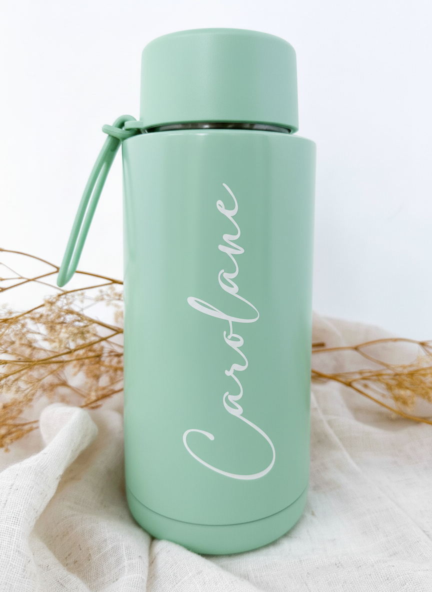 Bouteille isotherme verte personnalisée avec fleur de naissance