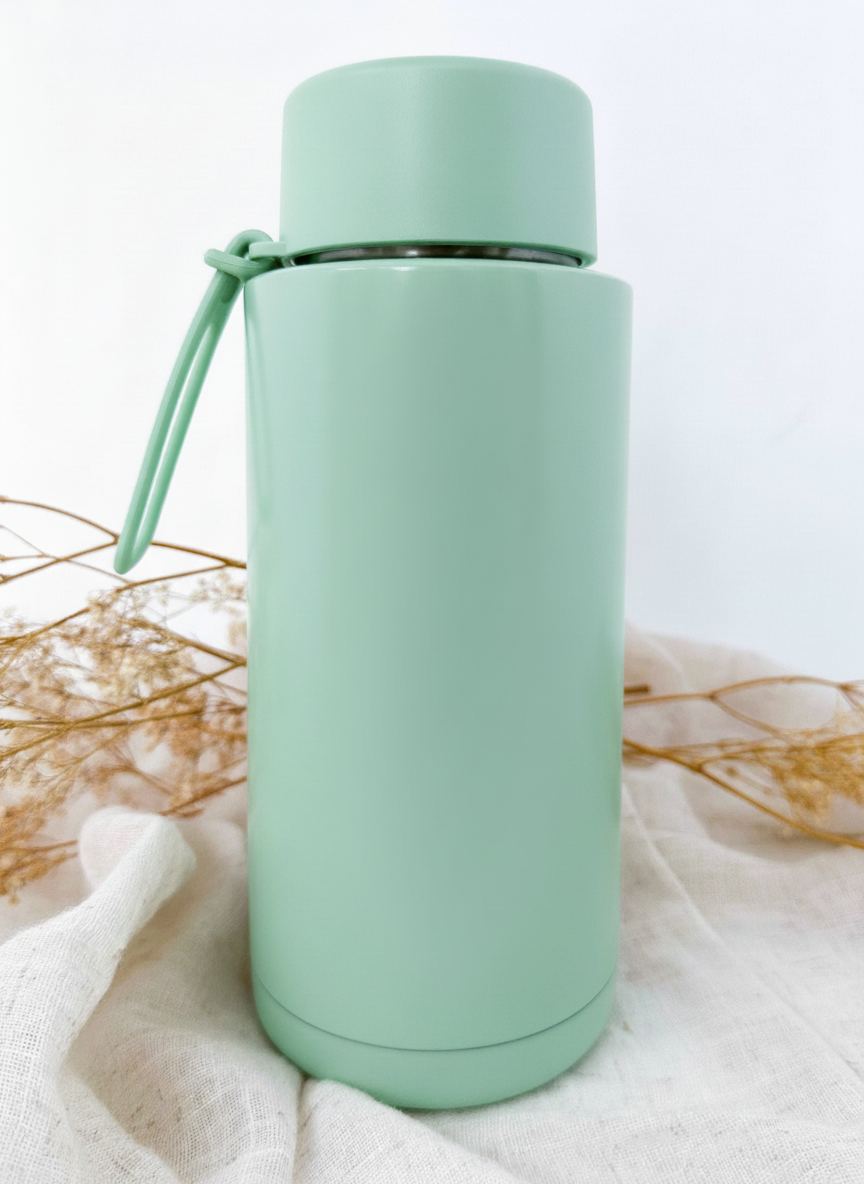 Bouteille isotherme verte personnalisée avec fleur de naissance