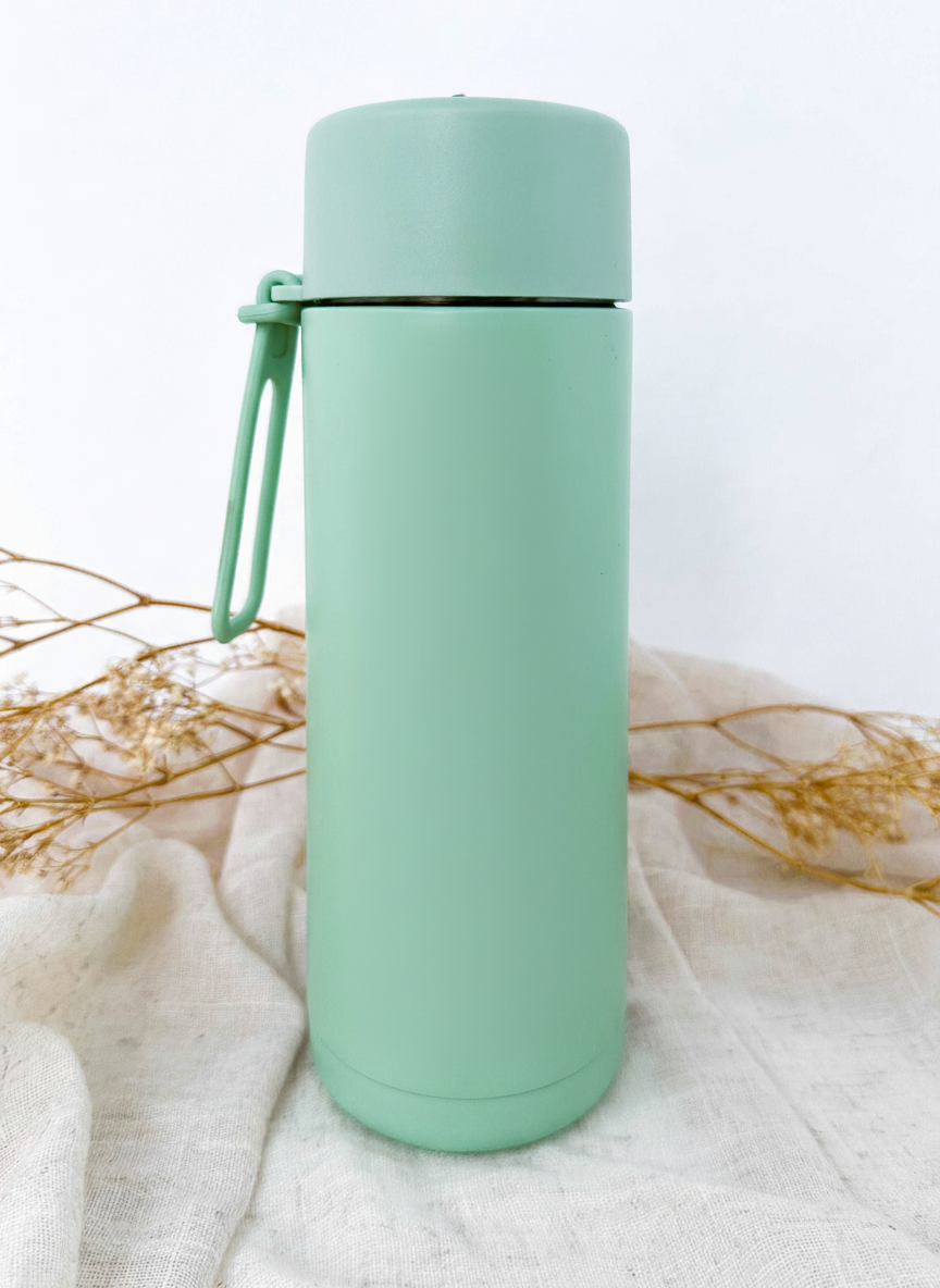 Bouteille isotherme verte personnalisée avec fleur de naissance