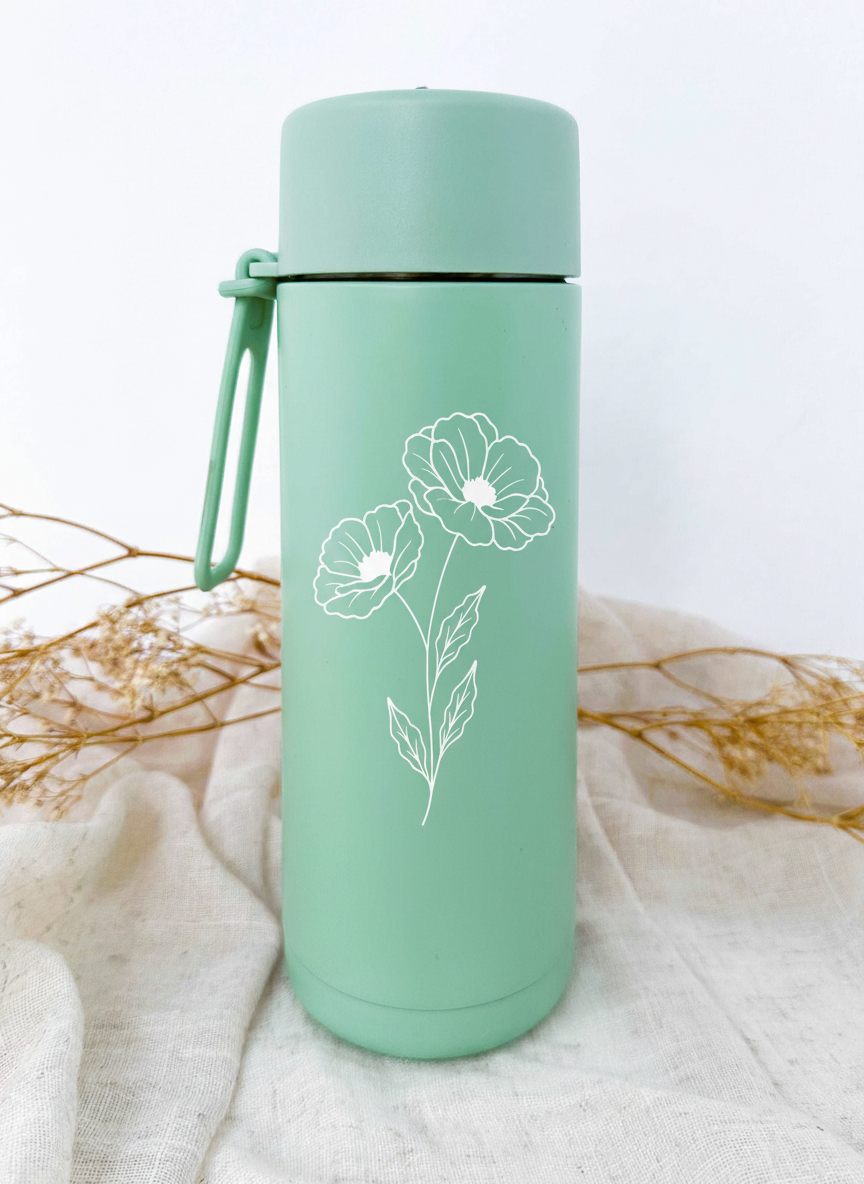 Bouteille isotherme verte personnalisée avec fleur de naissance