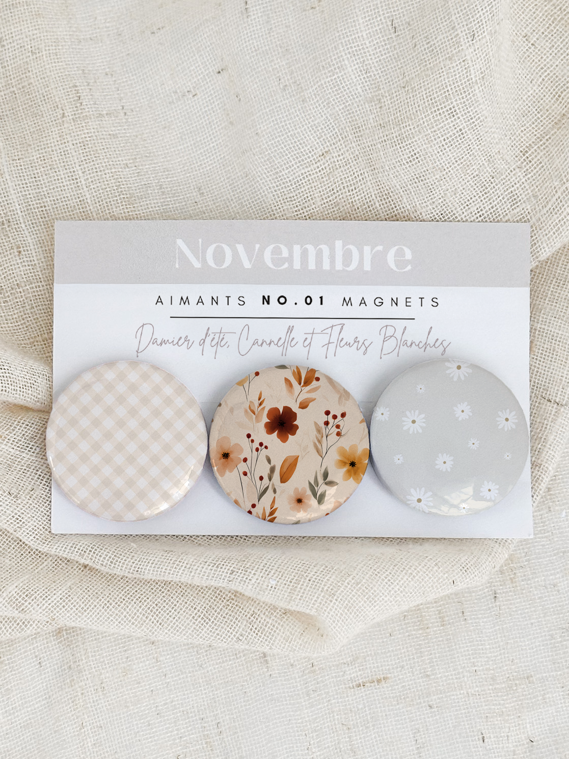 Lot de trois aimants faits à la main assortis aux collections Damier d’été, Cannelle et Fleurs Blanches, diamètre 3 cm.