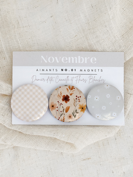 Lot de trois aimants faits à la main assortis aux collections Damier d’été, Cannelle et Fleurs Blanches, diamètre 3 cm.