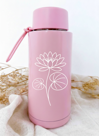 Bouteille isotherme rose personnalisée avec fleur de naissance