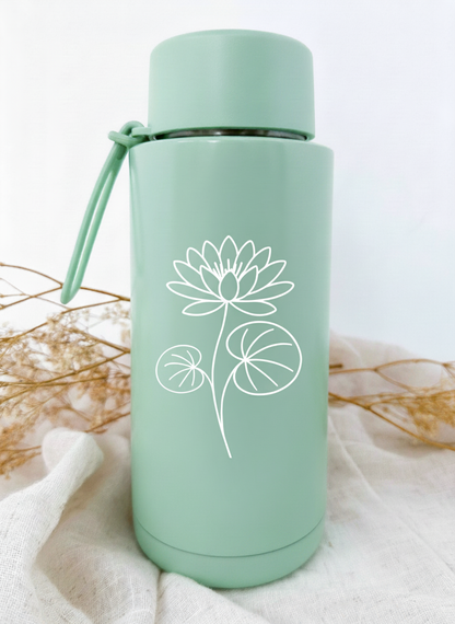 Bouteille isotherme verte personnalisée avec fleur de naissance