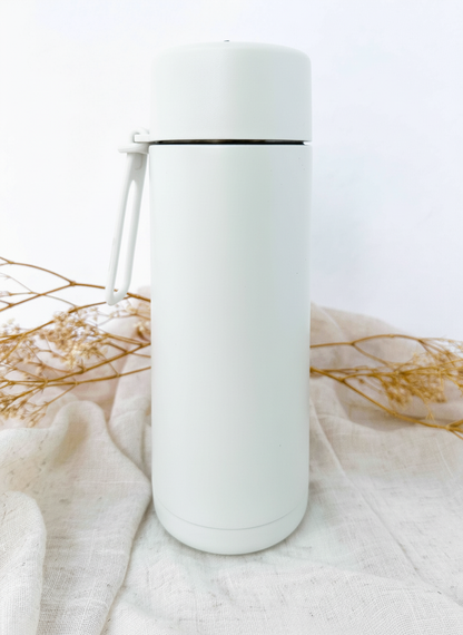 Bouteille isotherme blanche personnalisée avec fleur de naissance