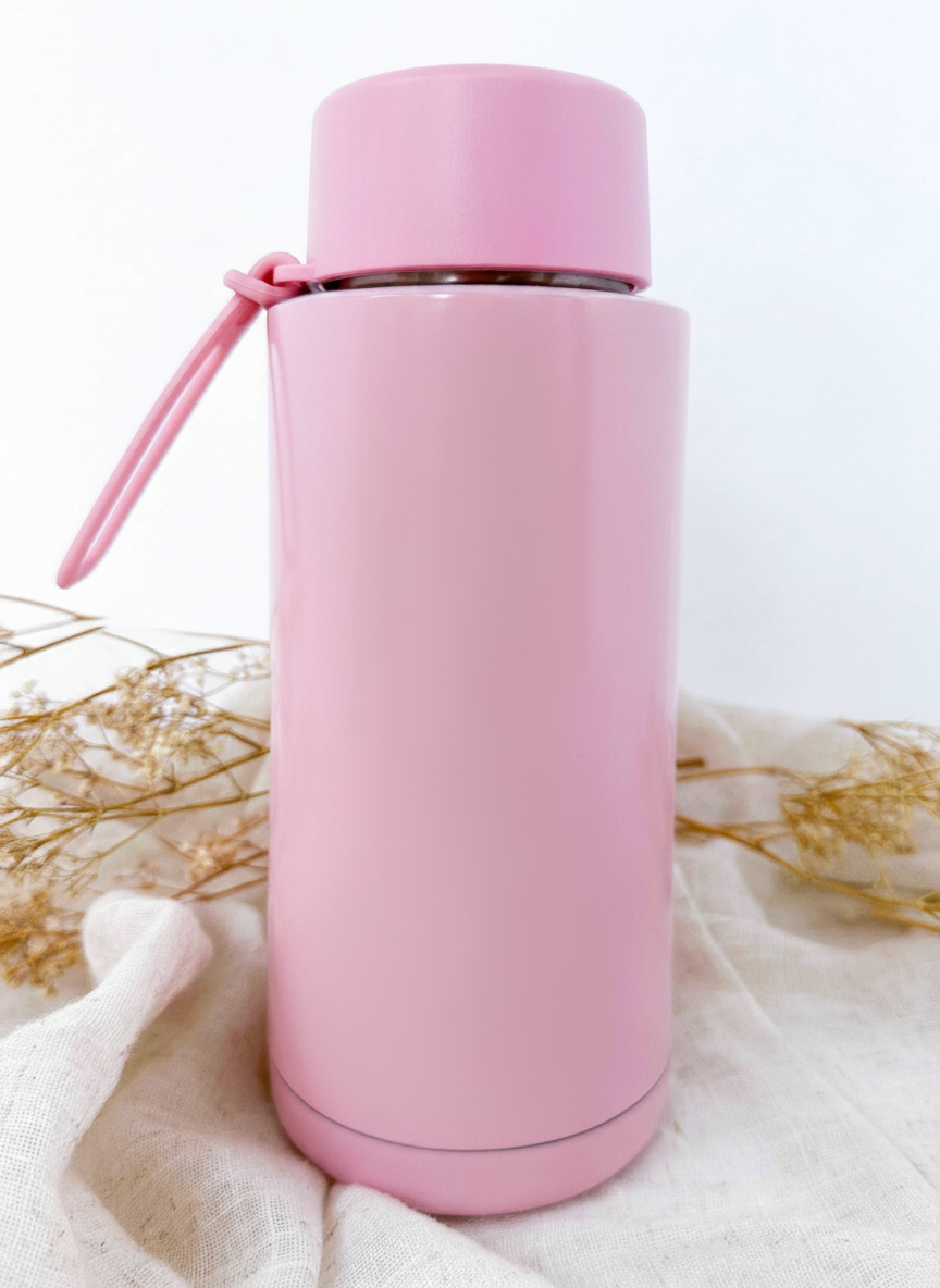 Bouteille isotherme rose personnalisée avec fleur de naissance