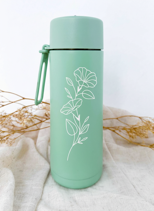 Bouteille isotherme verte personnalisée avec fleur de naissance
